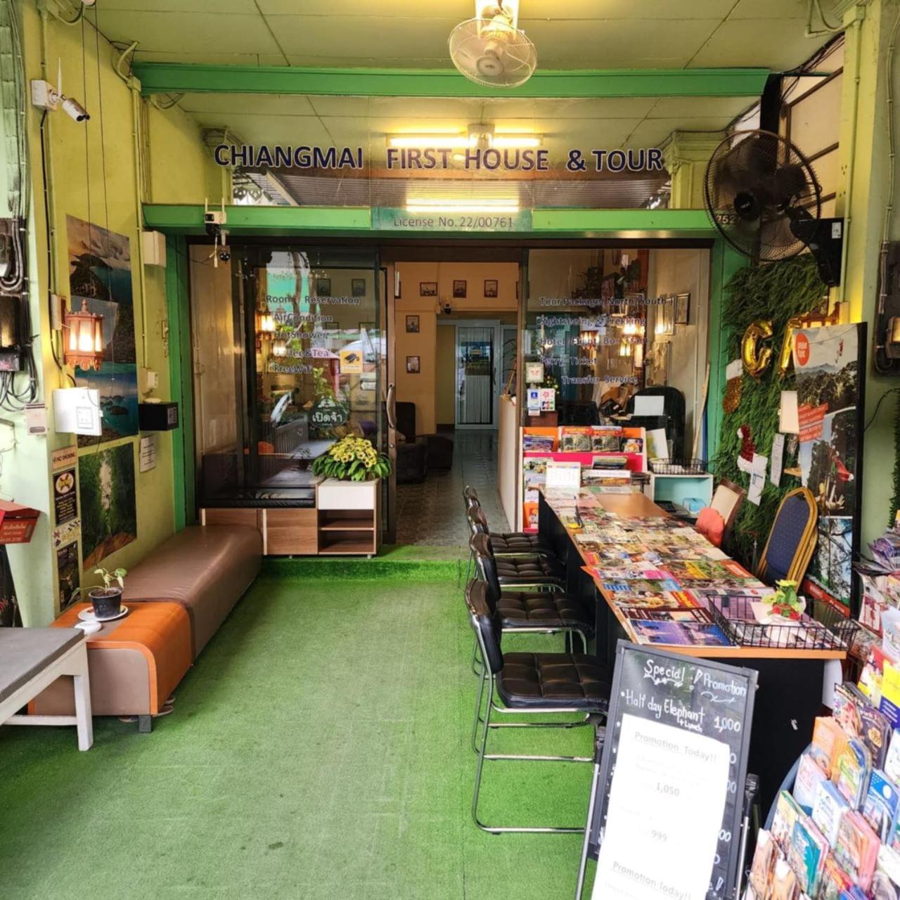 Chiangmai First House & Tour Hostel Chiang Mai Exterior photo